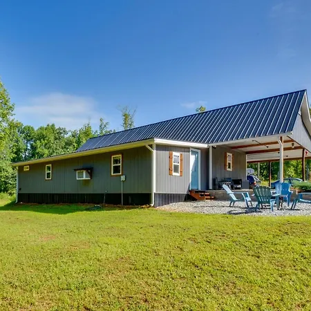 Cozy Clarkesville Getaway With Fire Pit!